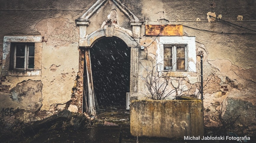Stary, zabytkowy dwór w Kochanowie z XVIII - XIX wieku. W...