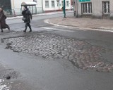 Dziura na ulicy Warszawskiej prowadzi w konkursie mieszkańców Stargardu na największą wyrwę w jezdni