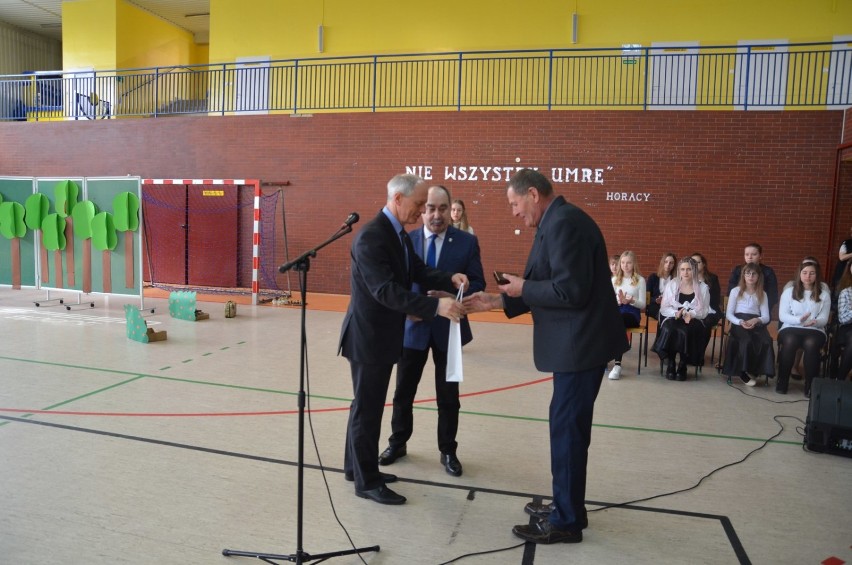 Święto Patrona szkoły z uroczystym wręczeniem stypendiów w Szkole Podstawowej nr 1 w Witkowie