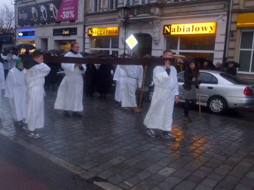 Gniezno: Droga Krzyżowa ulicami miasta [FOTO]