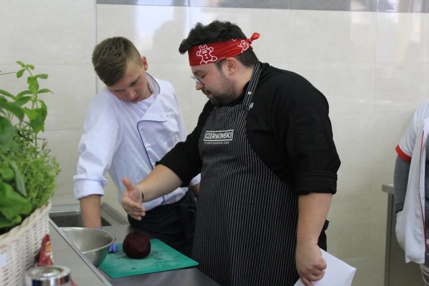 Finalista V edycji Master Chefa poprowadził warsztaty dla uczniów Zespołu Szkół nr 1 w Wieluniu[FOTO]
