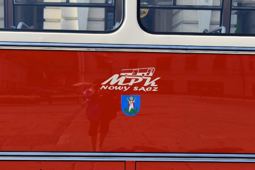 Nowy Sącz. Zabytkowy autobus "ogórek" wyjedzie na nowosądeckie ulice. Kiedy? [ZDJĘCIA]