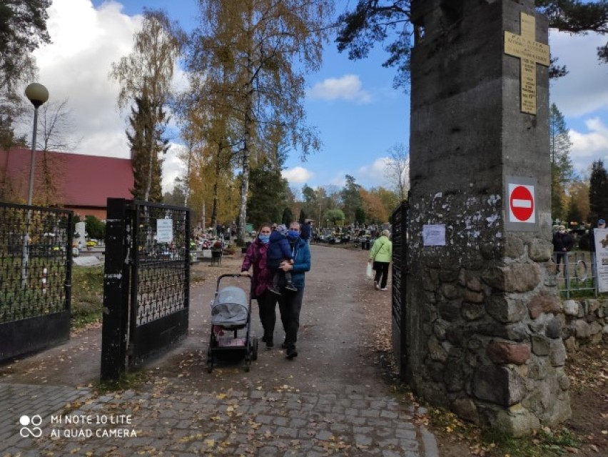 Lęborski cmentarz otwarty. Nie ma tłumów odwiedzających