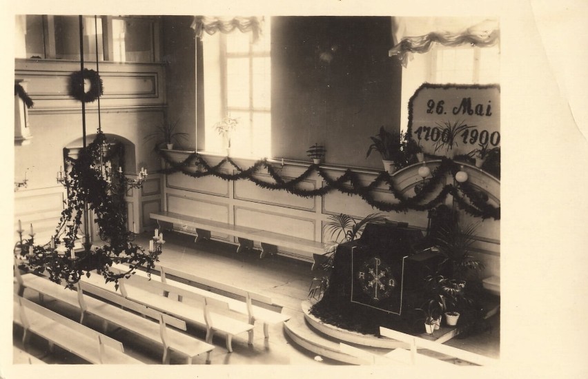 Wnętrze domu modlitwy braci morawskich w 1900 r. Kliknij w...