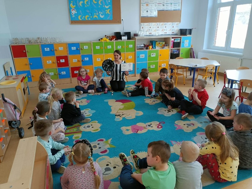 Przedszkolaki ZSP w Nądni realizują program fundacji Mbanku...