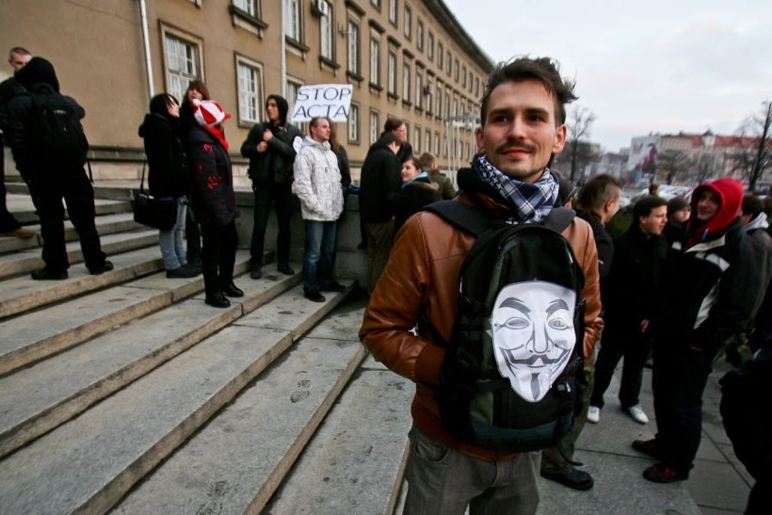 Wrocław: Małą grupą protestowali przeciw ACTA. W środę ma przyjść 8 tysięcy osób