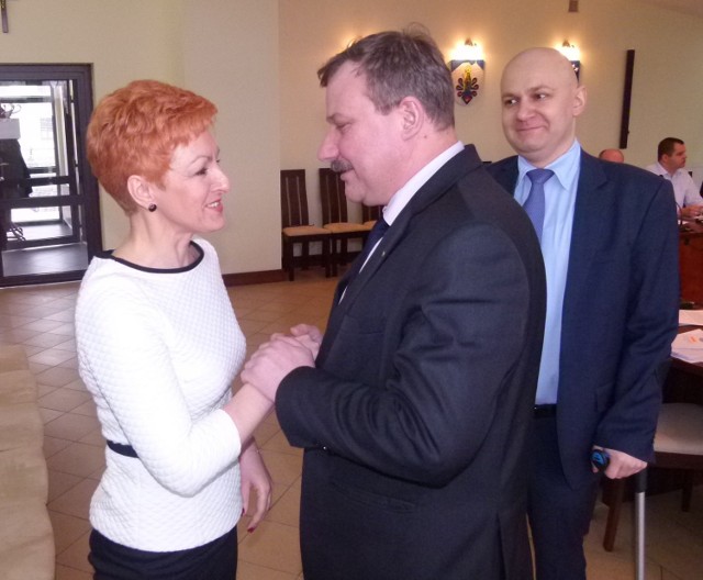 Małgorzata Wasiak odbiera gratulacje od starosty Krzysztofa Figata