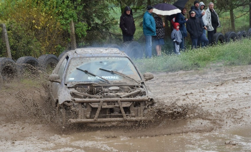 W imprezie z cyklu wrack race wystartowało kilkanaście aut.