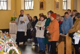Wielka Sobota 2022. Święcenie pokarmów w kościołach w Ostrowcu. Tłumy wiernych i modlitwa o pokój