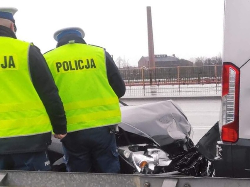 Częstochowa. Zderzenie 5 samochodów na Niepodległości. Aleja od strony centrum miasta stoi