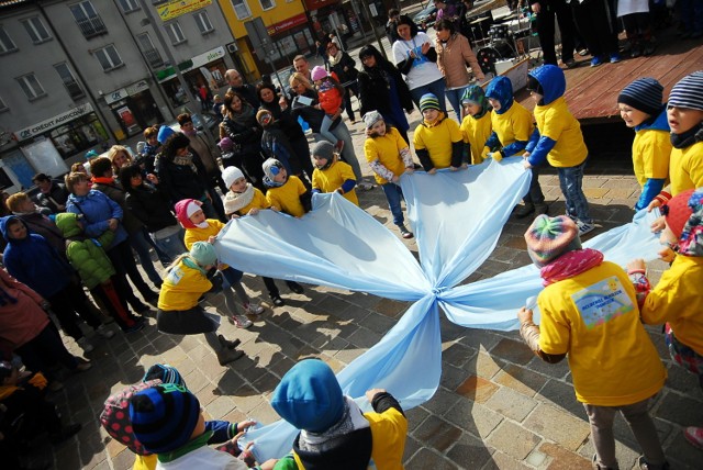 Happening na placu Kościuszki z okazji Światowego Miesiąca Wiedzy na Temat Autyzmu