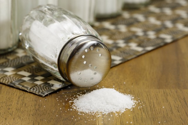 Wysypana sól to pewna awantura. W dawnych czasach gdy ktoś niechcący wysypał sól, uważano, że to dzieło złych duchów pragnących doprowadzić do kłótni w rodzinie