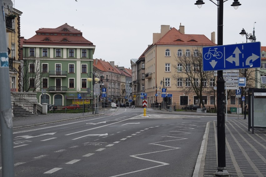 Puste ulice w Kaliszu. Mieszkańcy wedle zaleceń spędzają...