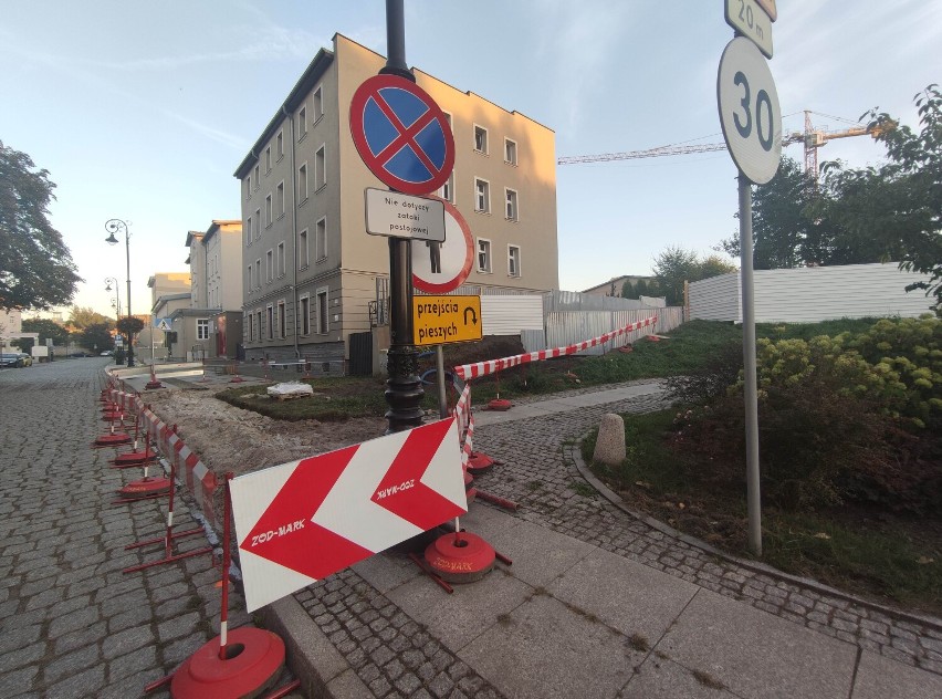 Koparki nie pojadą już drogą osiedlową. Mieszkańcy ul. Traugutta w Wałbrzychu czekają na ukończenie alternatywnej drogi na budowę - zdjęcia