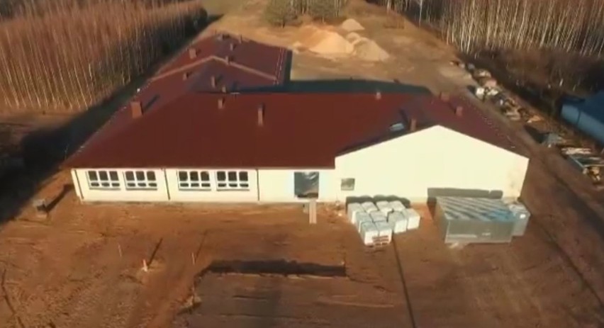 Zbliża się koniec budowy nowej szkoły w Kopaninach. Zobacz jak wygląda z lotu ptaka [WIDEO Z DRONA, ZDJĘCIA]