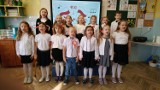 Szkoła do hymnu w kazimierskiej „trójce”. Uczniowie przystąpili do ogólnopolskiej akcji ministerstwa. Śpiewali aż miło! [ZDJĘCIA]