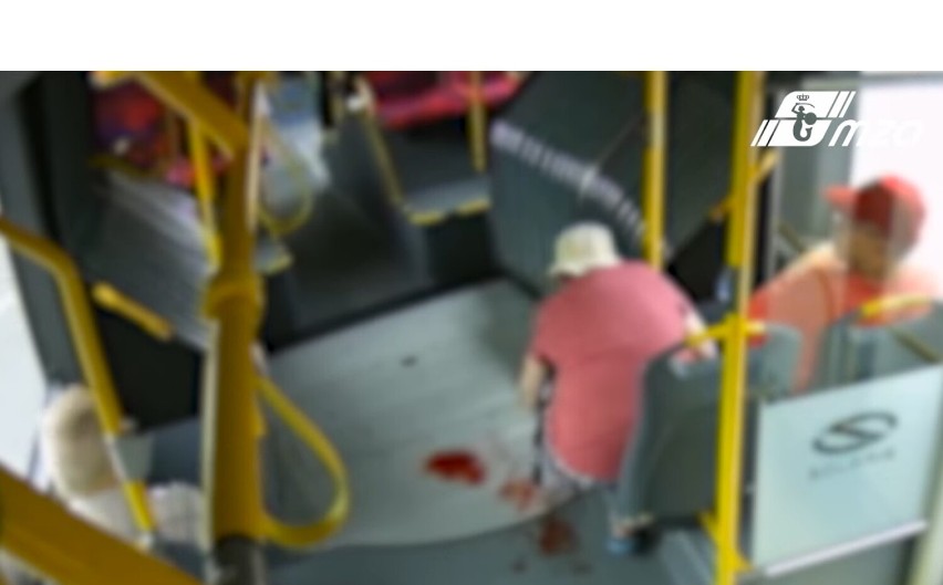 Kobieta wsiadła do pojazdu i zaczęła mocno krwawić z nogi.