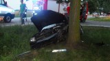 Lutogniew - Zderzyły się dwa samochody. Jeden wylądował na drzewie