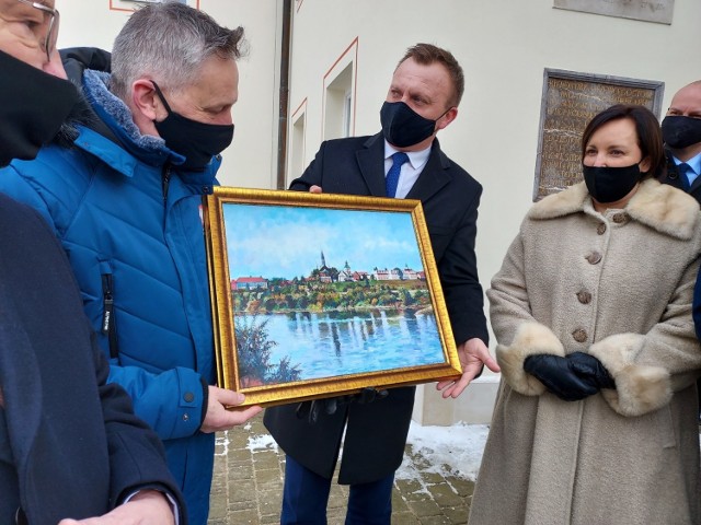 W podziękowaniu za wsparcie przy staraniach o uzyskanie ministerialnej dotacji  starosta  Marcin Piwnik z prawej przekazał na ręce wojewody świętokrzyskiego symboliczny obraz z wizerunkiem Collegium Gostomianum.