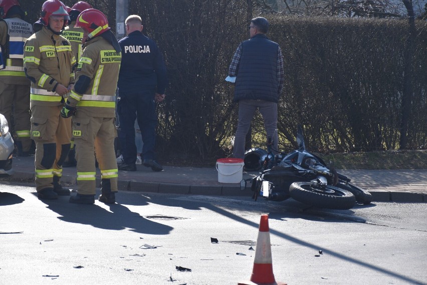 Pleszew. Zderzenie samochodu osobowego i motocykla na skrzyżowaniu ulicy Lipowej z Wierzbową