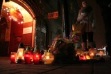 Płoną znicze w miejscu zabójstwa 20-latka na Piotrkowskiej w Łodzi