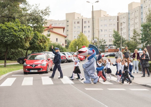 Pierwszoklasiści dostali odblaskowe misie