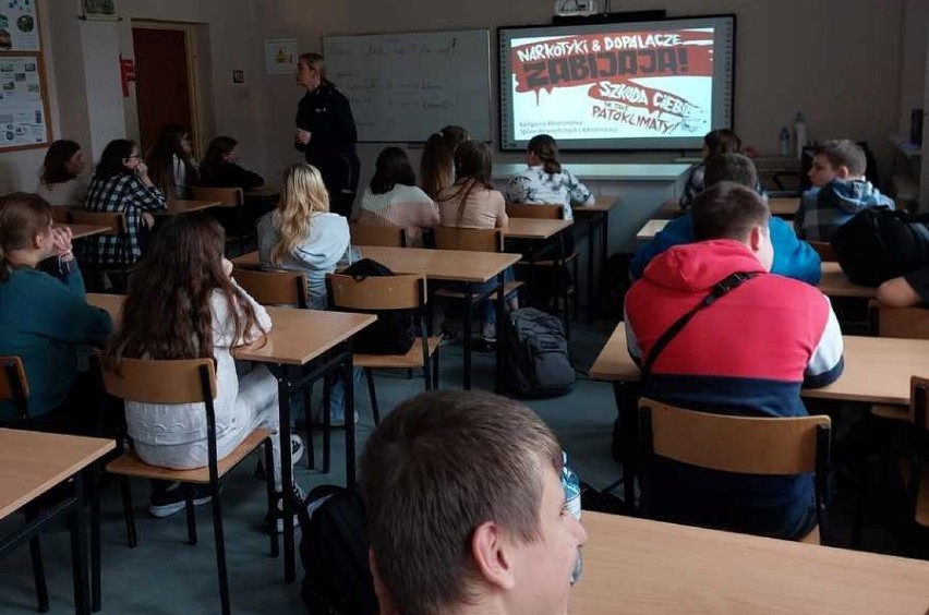 Policjanci w elbląskich szkołach. Wiedza, profilaktyka to podstawy bezpieczeństwa