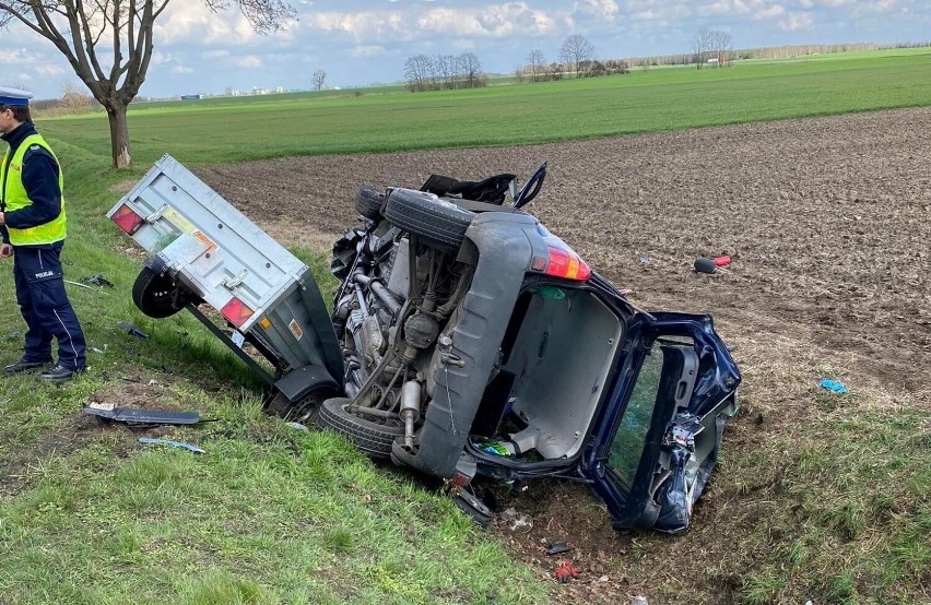 Zderzenie dwóch samochodów w Brodziszewie. Kierowcy byli zakleszczeni