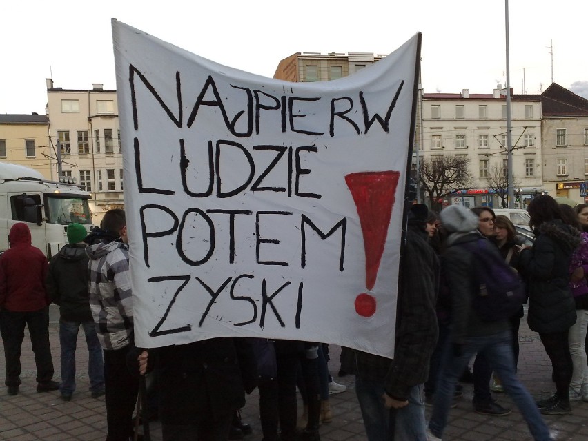 "Łapy precz od naszych szkół!", "Najpierw ludzie, potem...