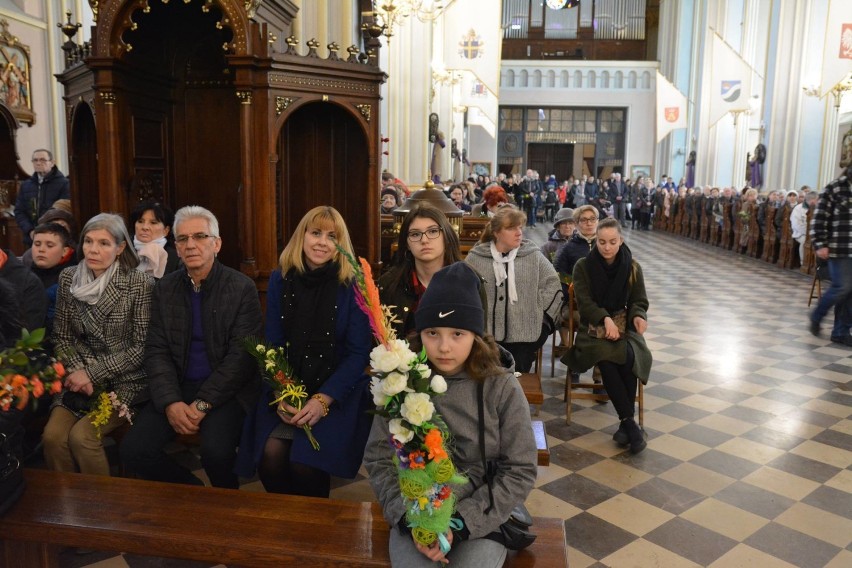 Niedziela Palmowa w Augustowie. Wierni z palemkami zebrali się przy grocie [ZDJĘCIA]