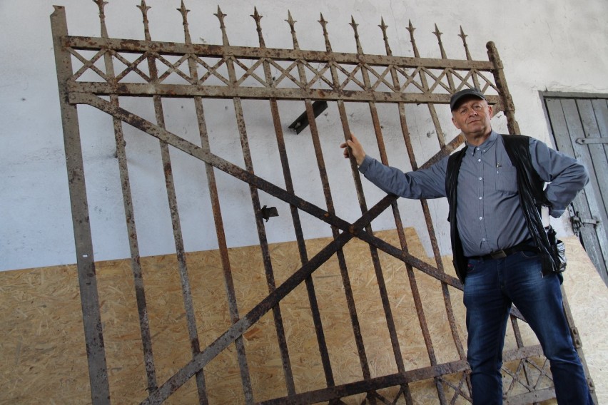 Pan Ireneusz Trawczyński znalezioną bramę przekaże gminie. Po odrestaurowaniu znajdzie się ona w parku
