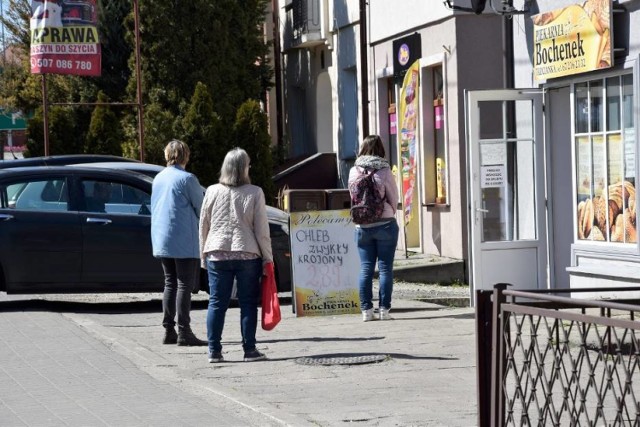 Zakupy w Chodzieży - tak było przed zwiększeniem limitu liczby klientów w sklepach. Przed drzwiami ustawiały się kolejki