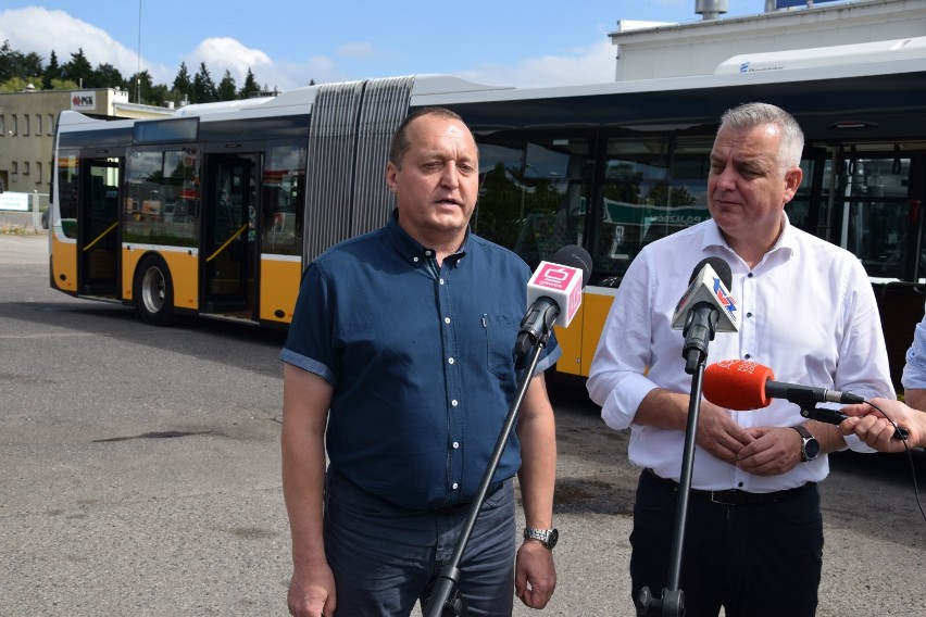 Autobus przegubowy w zajezdni KM Szczecinek w całej...