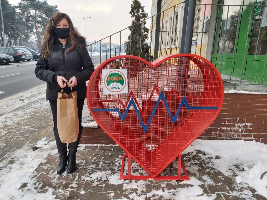 Metalowy pojemnik na nakrętki stanął przed siedzibą PGKiM w Koninie