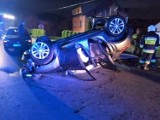 Wypadek w Kąpielach Wielkich (gmina Wolbrom). Samochód osobowy dachował na drodze powiatowej. Dwie osoby zostały ranne. Zobaczcie zdjęcia