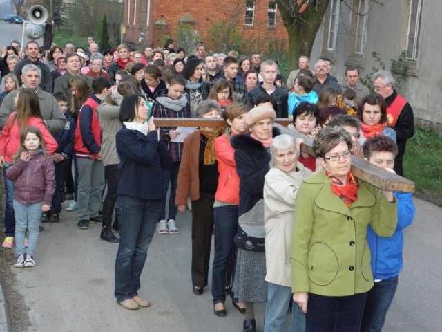 Wierni przeszli w zadumie przez wieś, przeżywając kolejne stacje drogi krzyżowej