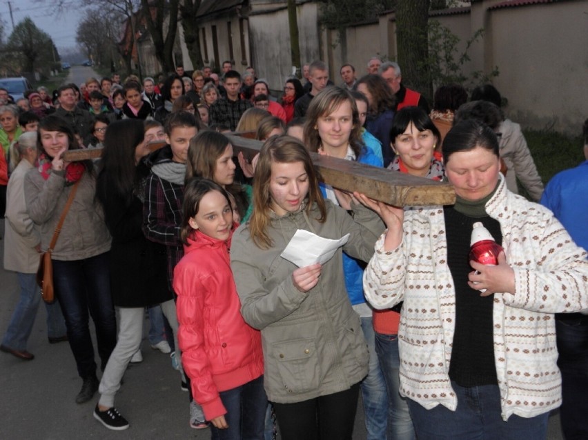 Wierni przeszli w zadumie przez wieś, przeżywając kolejne...