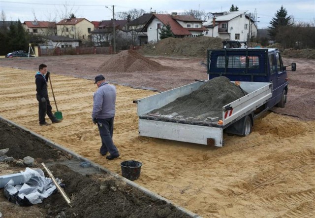 Budowę boiska przy Ceramicznej w Piotrkowie, ostatniego projektu z budżetu obywatelskiego, rozpoczęto w marcu