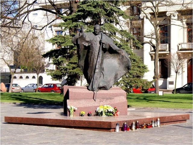 Pomnik Jana Pawła II na Placu Katedralnym.
fot. Mariusz Reczulski