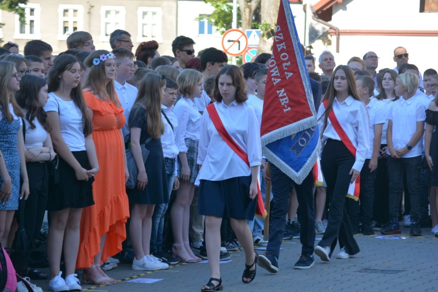 Prawie sześć tysięcy przedszkolaków i uczniów kończy dzisiaj...