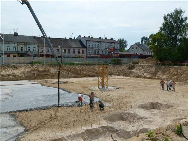 Na razie trwa budowa konstrukcji dla dźwigu i lanie na plac tzw. chudego betonu