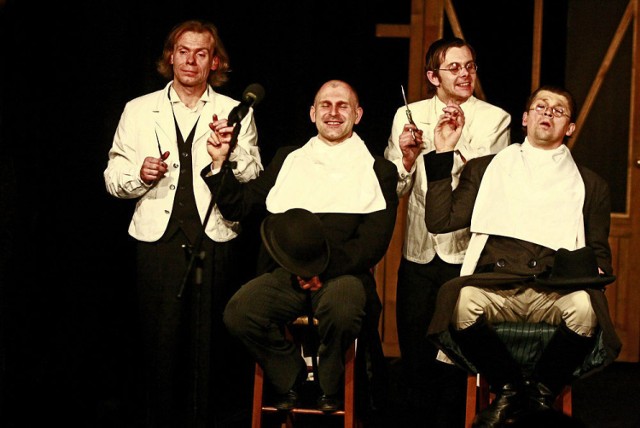 Scena ze spektaklu Człapówki - Zakopane (pierwszy z lewej: nagrodzony za rolę w tym spektaklu Andrzej Bienias).