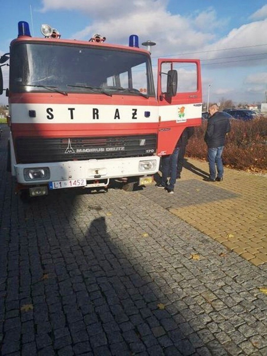 Wóz strażacki z OSP Kliny został przekazany delegacji z...