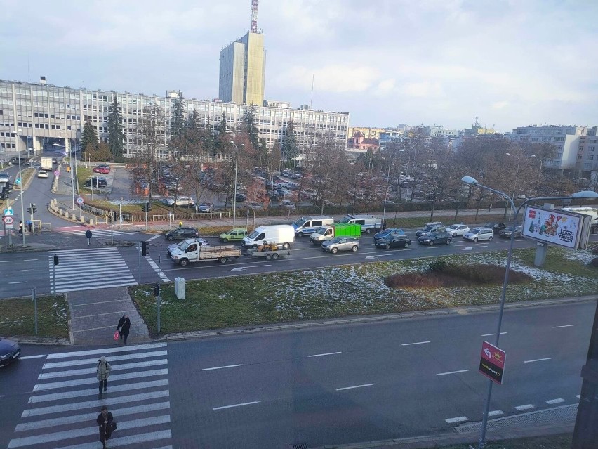 Policyjna interwencja w centrum Kielc. Co się wydarzyło? Zobacz zdjęcia