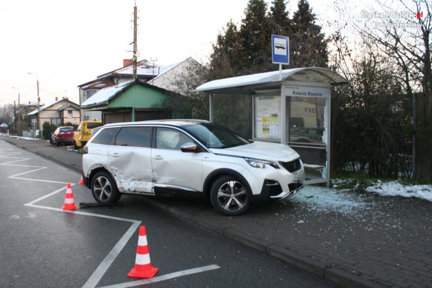 Samochód uderzył w wiatę przystankową w Tarnowskich Górach. Policjanci apelują o ostrożność