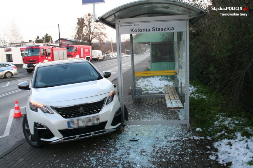 Samochód uderzył w wiatę przystankową w Tarnowskich Górach. Policjanci apelują o ostrożność