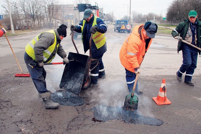 Drogowcy mają wlewać w dziury kilkadziesiąt ton asfaltu dziennie. A jest w co! Z lewej wyrwa w jezdni na ul. Radwańskiej.