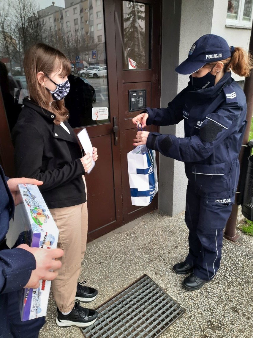 Natana i Jessicę odwiedzili bełchatowscy policjanci z nagrodami!