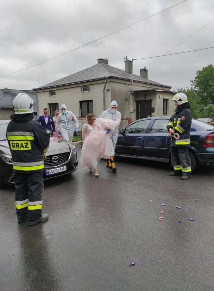 Strażak z OSP Buszkowice wziął ślub. Koledzy druhowie zrobili bramę [ZDJĘCIA]