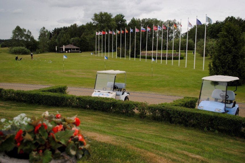 Piłka nożna. Postołowo: biało-czerwoni na polu golfowym. ZOBACZ jak grali! 